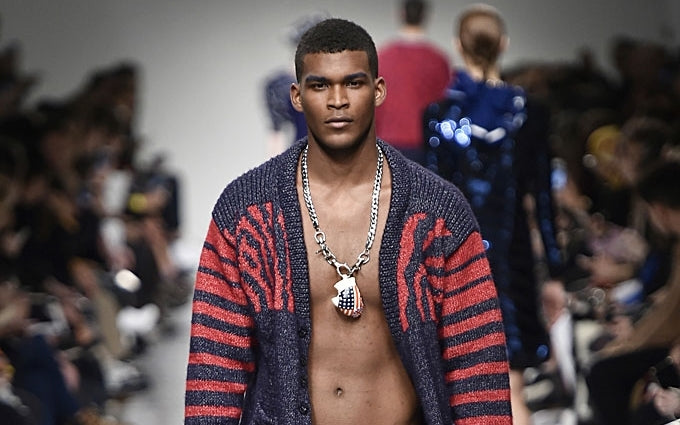 Chaînes à pendentif et colliers, l'une des tendances de la London Fashion Week homme