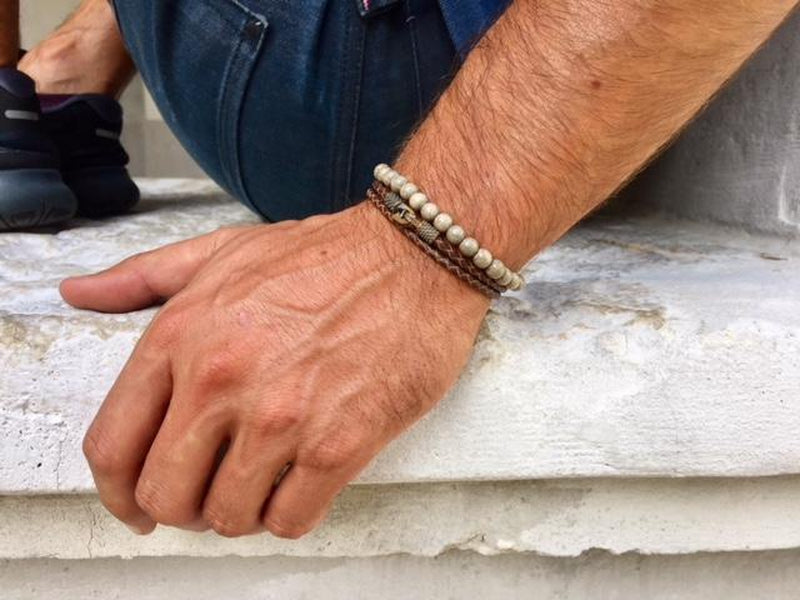 bracelet pour homme en cuir marron et perles boules en bois gris 