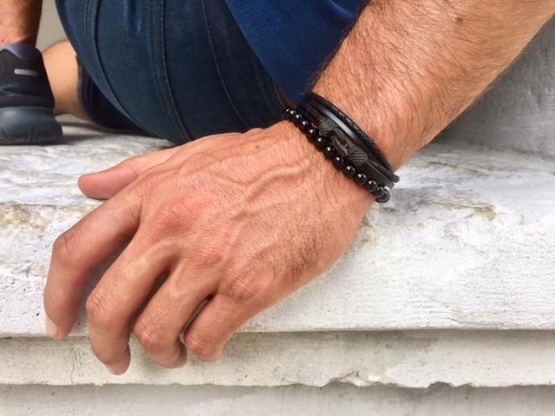 bracelet homme wrap medium creek cuir et perle noir porté