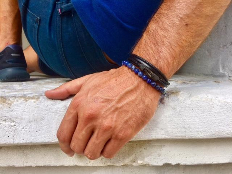 bracelet homme wrap medium creek cuir et perle sodalite bleu porté